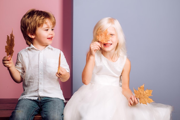 I bambini pubblicizzano i tuoi prodotti e servizi bambini felici che giocano con le foglie e guardano a