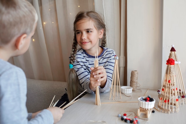 I bambini realizzano un albero di Natale artigianale con bastoncini di bambù ornamento riutilizzabile decorazione fai da te per il nuovo anno