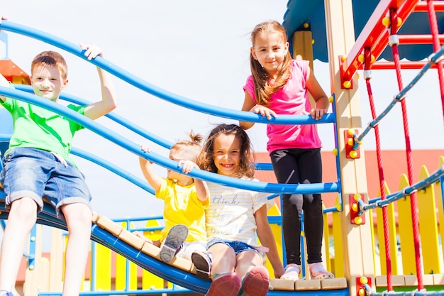 I bambini riposano al parco giochi stanno giocando sul ponte