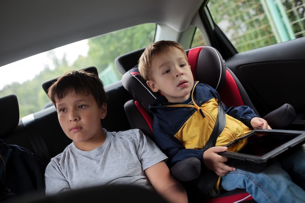 I bambini seduti in macchina e guardando la strada