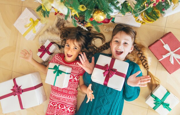 I bambini si avvicinano all'albero di Natale. Messa a fuoco selettiva.