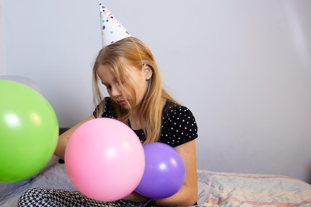 I bambini si divertono a far esplodere palloncini colorati a una festa di compleanno