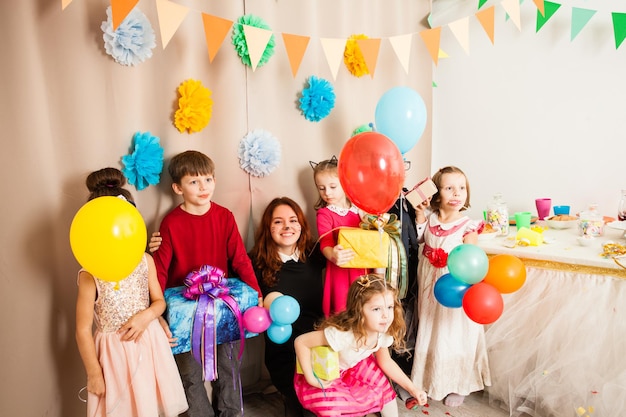 I bambini si divertono alla festa di compleanno con un grande animatore