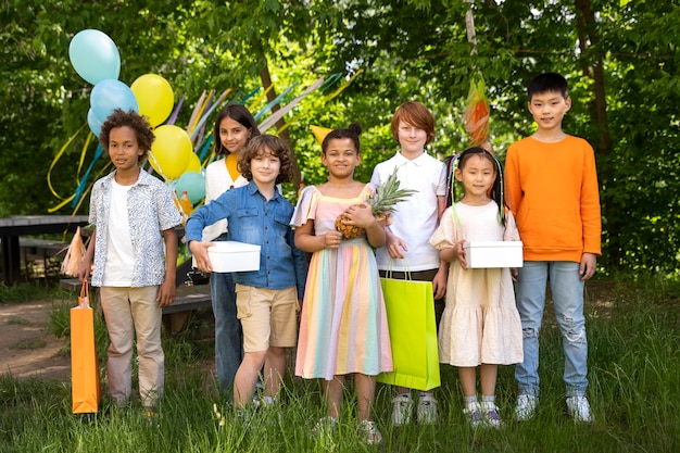 I bambini si divertono alla festa nella giungla