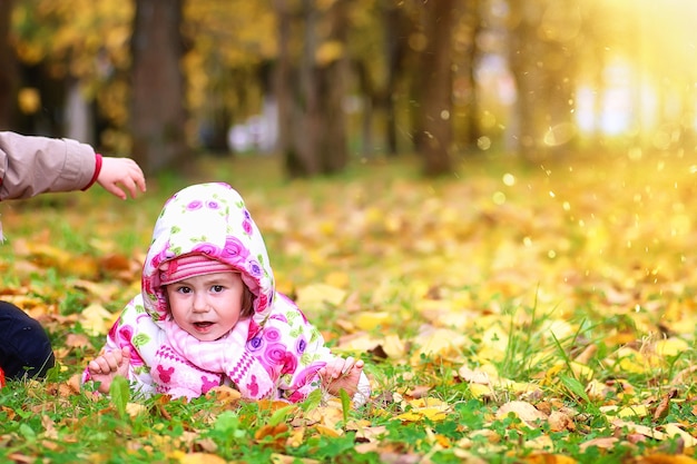 I bambini si divertono durante una passeggiata nel parco autunnale