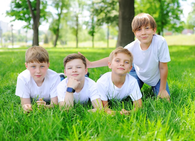 I bambini si divertono e giocano sull'erba e sul parco. amicizia, campeggio, vacanze