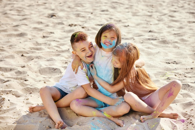 I bambini si divertono giocando con la polvere colorata