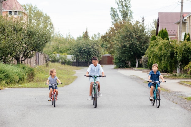 I bambini si divertono in bicicletta all'aperto