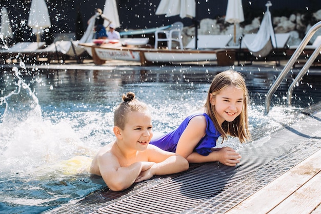 I bambini si divertono in piscina durante l'estate