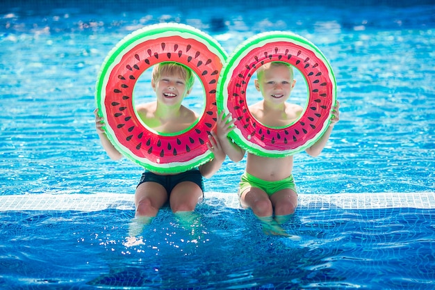 I bambini si divertono in piscina