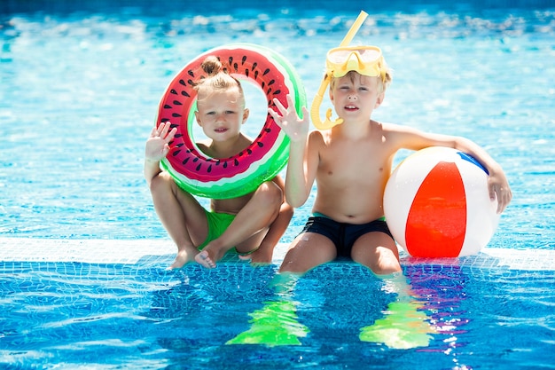 I bambini si divertono in piscina