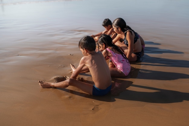 I bambini si divertono in spiaggia