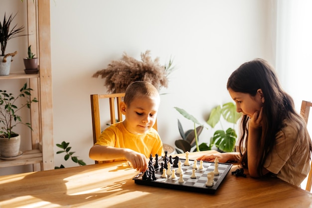 I bambini si divertono insieme giocando a scacchi