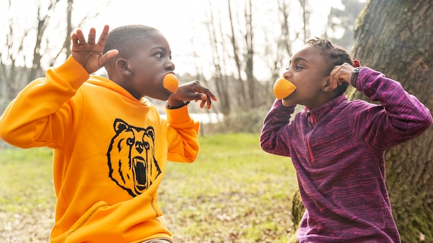 I bambini si divertono insieme nel bosco