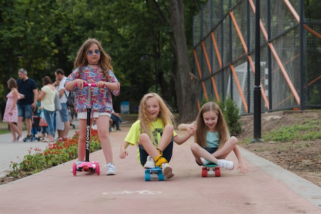 i bambini si divertono su scooter e skateboard