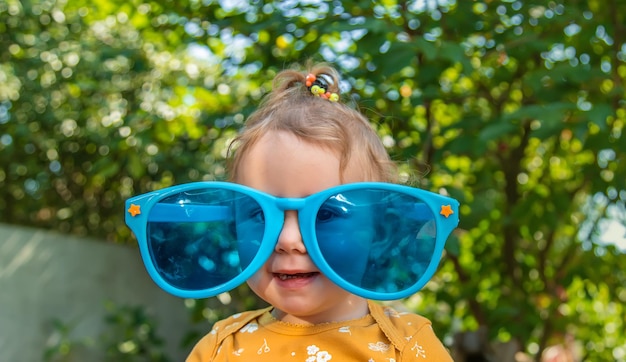 I bambini si godono la natura con gli occhiali Messa a fuoco selettiva