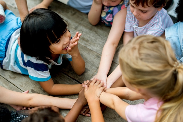 I bambini si tengono per mano insieme