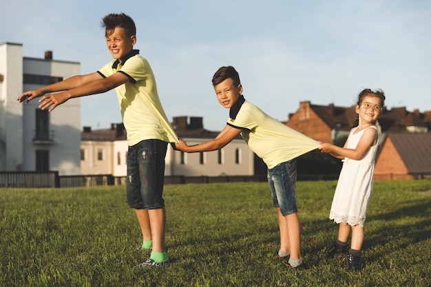 I bambini si tirano l'un l'altro nella natura