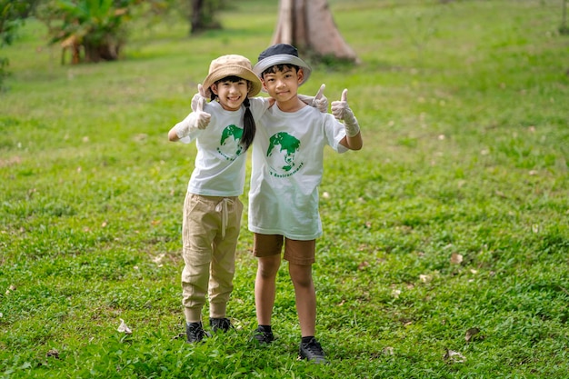I bambini si uniscono come volontari per le attività di conservazione della terra di riforestazione