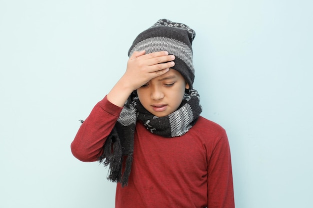 I bambini soffrono di febbre influenzale, mal di testa e tosse stock photo isolato su sfondo bianco