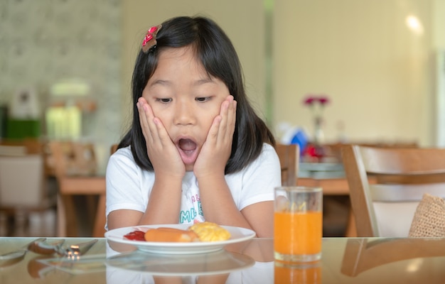 I bambini sono entusiasti del menu della colazione