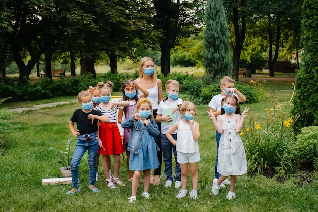 I bambini sono impegnati in lezioni all'aperto nel parco.