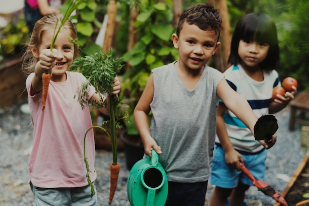 I bambini sono in un giardino