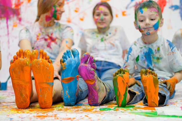 I bambini sono ricoperti di piedi di vernice con colori vivaci e foto di alta qualità