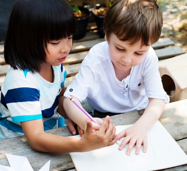 I bambini stanno disegnando un&#39;idea insieme