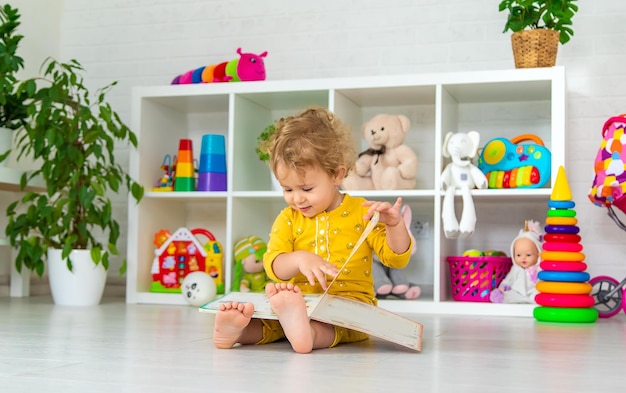 I bambini stanno leggendo un libro nella stanza Messa a fuoco selettiva