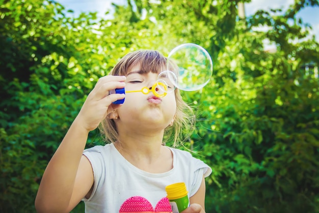 I bambini stanno soffiando bolle. Messa a fuoco selettiva