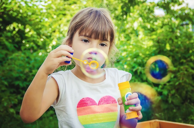 I bambini stanno soffiando bolle. Messa a fuoco selettiva