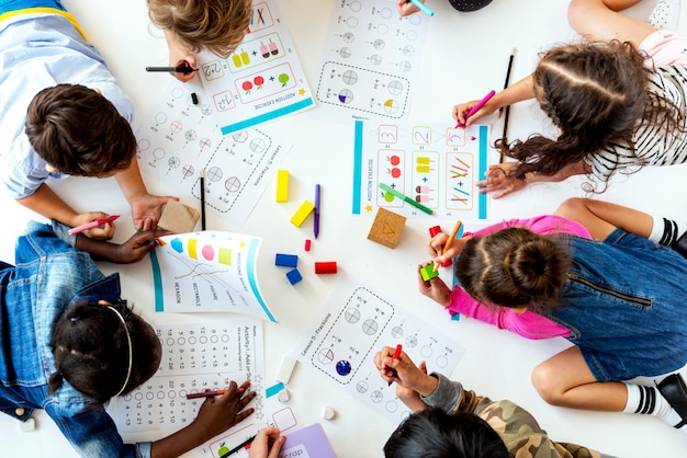 I bambini studiano insieme il concetto di istruzione