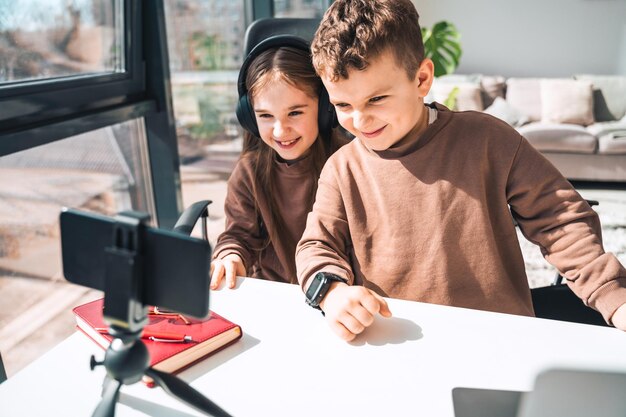 I bambini studiano online a casa