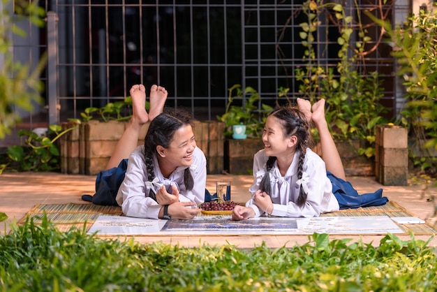 I bambini tailandesi sorridono felicemente nel giardino.