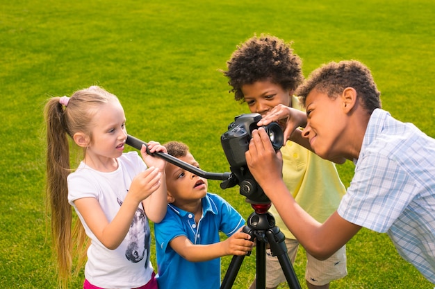 I bambini tengono in mano una macchina fotografica.