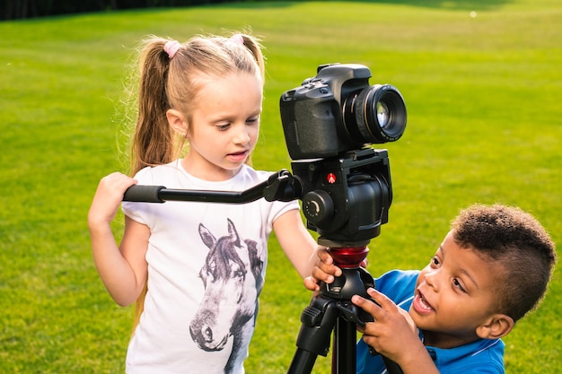 I bambini tengono in mano una macchina fotografica.