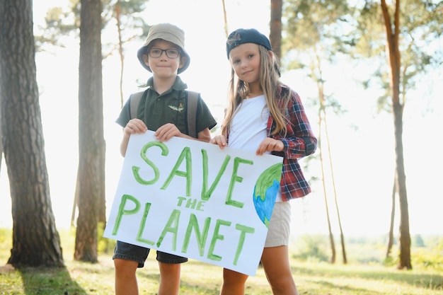 I bambini tengono un poster Salvare il pianeta Giornata della Terra Salviamo il pianeta dall'inquinamento