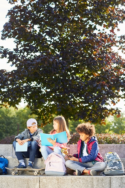 I bambini trascorrono del tempo all'aperto