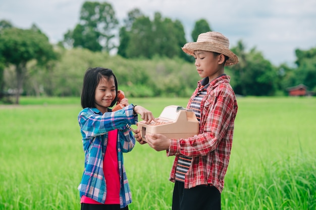 I bambini usano il vecchio telefono classico sullo sfondo della natura verde