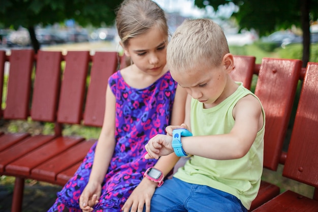I bambini utilizzano gli smartwatch con attenzione e i genitori controllano la nuova tecnologia per i bambini