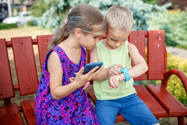 I bambini utilizzano gli smartwatch con attenzione e i genitori controllano la nuova tecnologia per i bambini