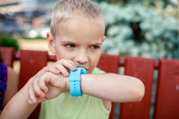 I bambini utilizzano gli smartwatch con attenzione e i genitori controllano la nuova tecnologia per i bambini