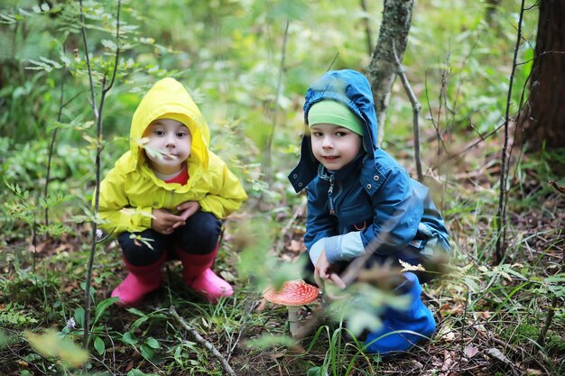 I bambini vanno nella foresta per i funghi