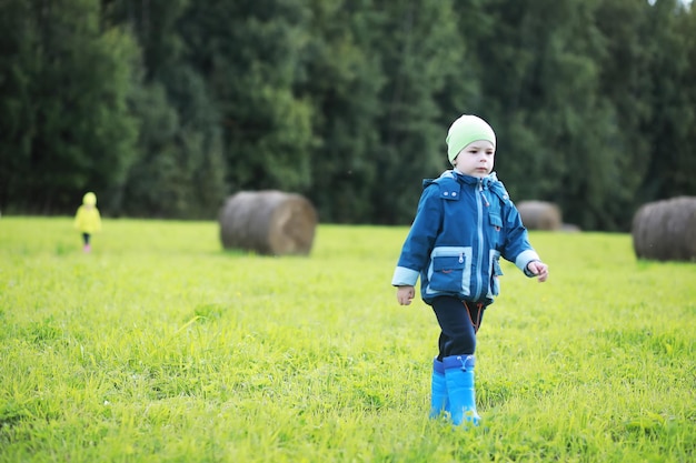 I bambini vanno nella foresta per i funghi