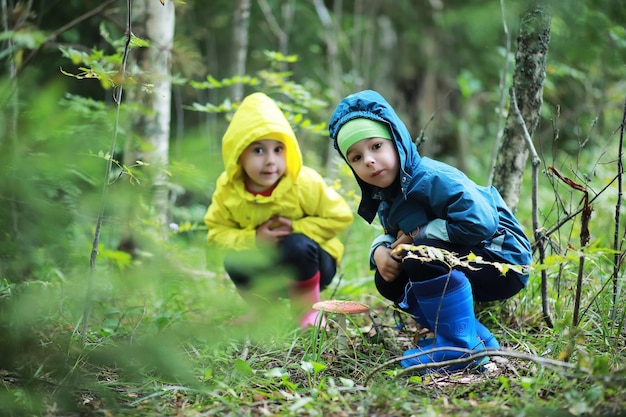 I bambini vanno nella foresta per i funghi