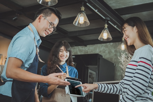 I baristi raccomandano il menu del caffè al cliente