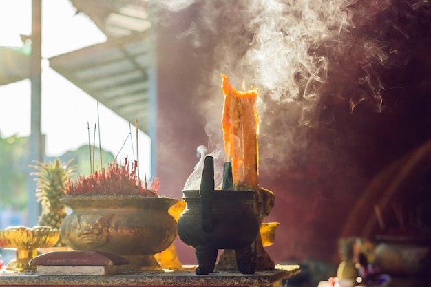 I bastoncini di incenso sulla pentola del bastoncino d'incenso stanno bruciando e fumano per pagare rispetto al Buddha, rispetto al Buddha nella vita del buddismo Prega nel buddha.