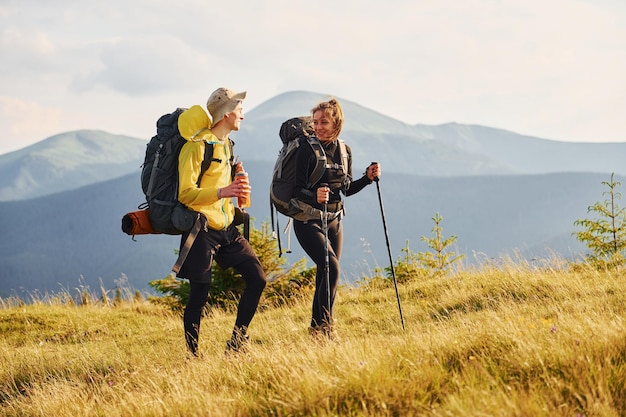 I bei giovani viaggiano insieme Maestose montagne dei Carpazi Bellissimo paesaggio di natura incontaminata