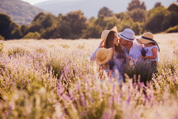 I bellissimi fiori di lavanda riempiono la tua anima di amore